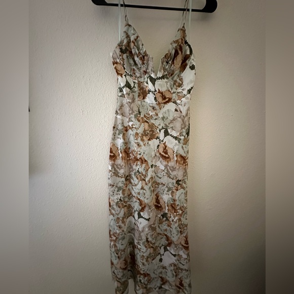 Selfie Leslie
Lake Como Fitted Bodice Cami Strap Midi Dress Abstract Print Sage - Picture 2 of 5